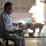 Trabajando, con Valeria, la perrita de la pareja. PROPRONews