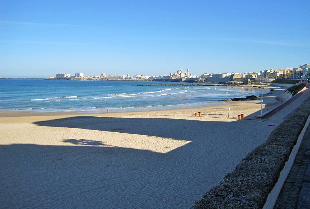 Playa de Cádiz, con una de sus numerosas torres de megafonía. PROPRONews Playa de Cádiz, con una de sus numerosas torres de megafonía. PROPRONews