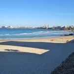 Playa de Cádiz, con una de sus numerosas torres de megafonía. PROPRONews