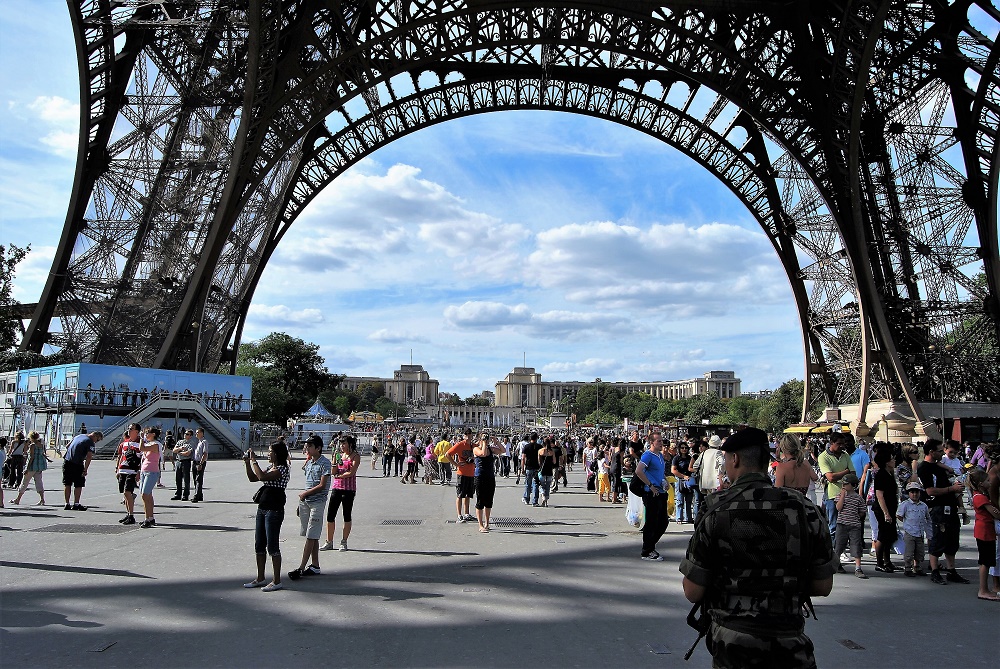 Imagen de 2009 de soldados patrullando el entorno de la torre Eiffel. PROPRONEWS