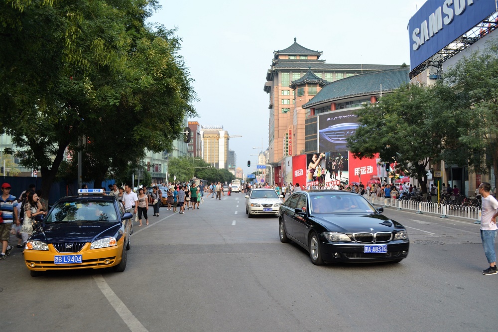 La céntrica avenida Donghuamen, donde se ubicaba el mercado de los bichos.