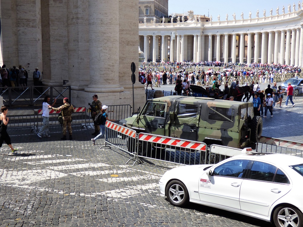 Vaticano, acceso a la Plaza de San Pedro, en la primavera de 2017. PROPRONEWS