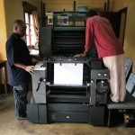 Preparando la máquina para imprimir.