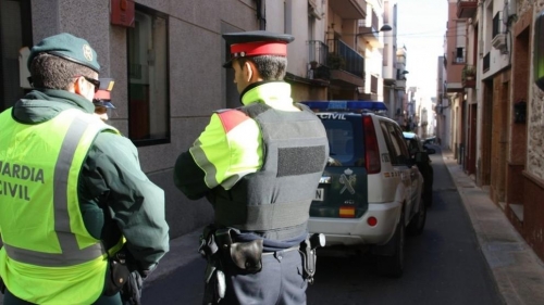 Un guardia civil y un mosso, en una calle catalana. AUG
