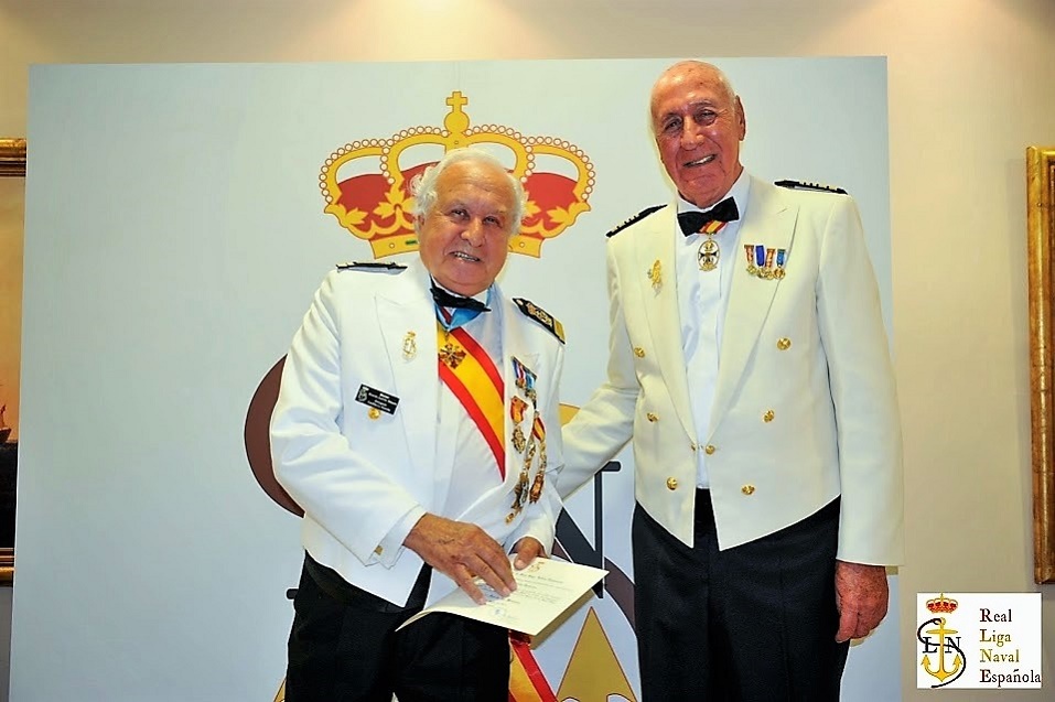 Acto de imposición de la medalla de la Real Liga Naval a Ricardo Zafrilla.