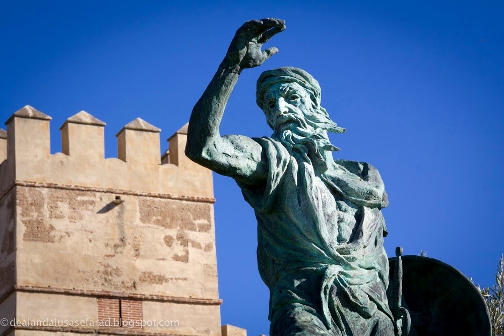 Monumento a Ibn Marwan en las inmediaciones de la alcazaba árabe de Badajoz.