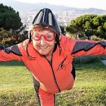 Montse Mechó, paracaidista con 83 años y mil saltos.