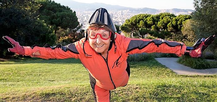 Montse Mechó, paracaidista con 83 años y mil saltos.