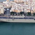 La imagen aérea del Juan Carlos I atracado en Cádiz da idea de sus dimensiones. CEDIDA.