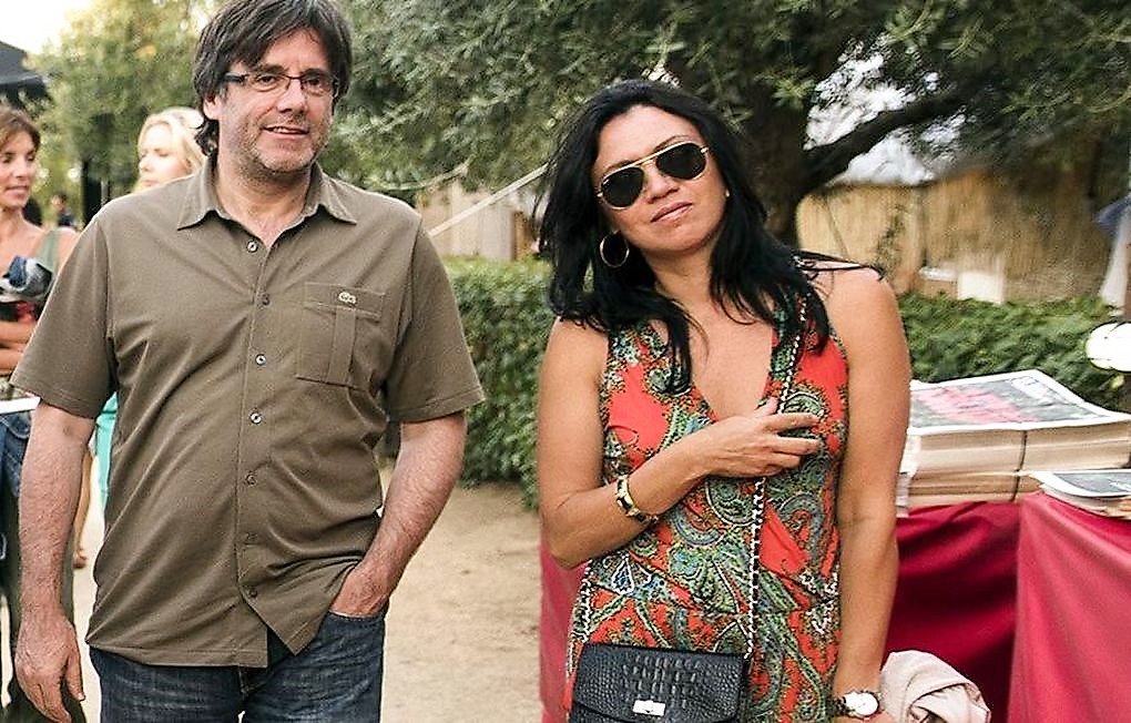 Carles Puigdemont y su esposa, Marcela Topor. La familiar es también una razón de peso para la cordura. EFE