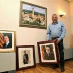El Alcalde de El Catllar, con retratos de dirigentes anteriores. EL PAÍS