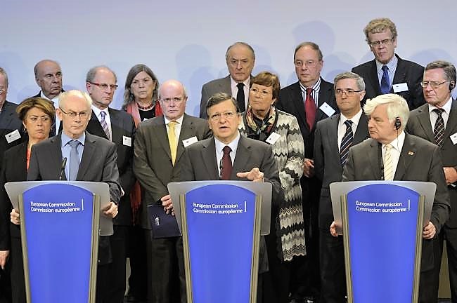 La Unión Europea escucha las propuestas masónicas de mejora social. En la imagen, el presidente de la Comisión Europea en 2012, con destacados masones europeos, entre ellos, nuestro colaborador.