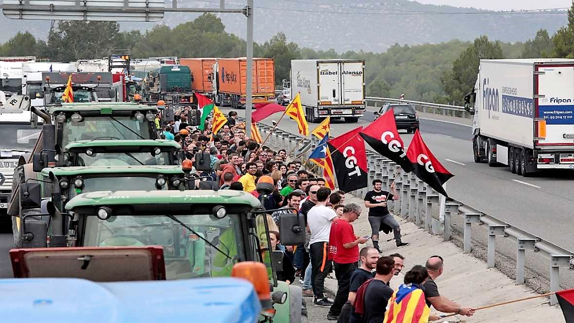Más de 50 carreteras se cortaron a la vez en toda Cataluña. RTVE