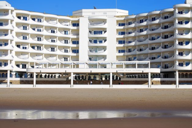 El hotel Playa Victoria, a cuya playa llegó la patera. Desde luego, no eran clientes para él. PROPRONEWS