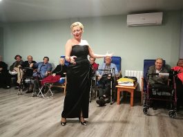 En plena actuación en una residencia de ancianos.