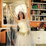 La autora, vistiéndose de novia para casarse consigo misma.