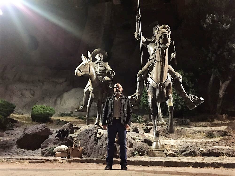 El autor del reportaje, ante un monumento al Quijote en una calle de Guanajuato.