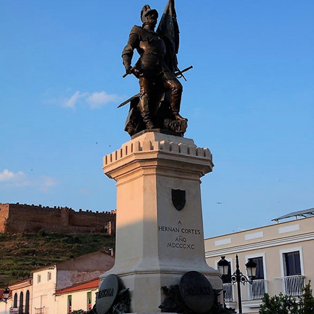 Monumento a Cortés en su pueblo natal.