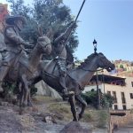 Una calle de Guanajuato, con la omipresencia del Quijote.