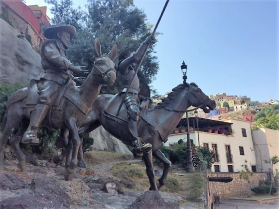 Una calle de Guanajuato, con la omipresencia del Quijote.