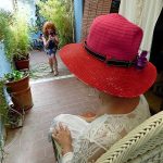 La periodista, escritora y fotógrafa, trabajando en la serie con su móvil. PROPRONEWS