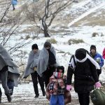 Refugiados sirios caminan por la nieve este invierno. RTVE