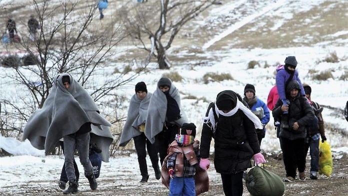 Refugiados sirios caminan por la nieve este invierno. RTVE