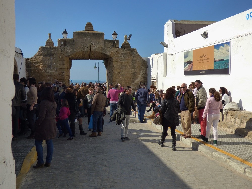 Cádiz se llena de gente desde primera hora. PROPRONEWS