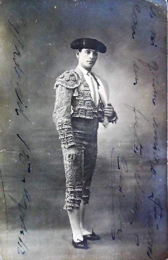 El torero, fotografiado en 1912, en un retrato dedicado de su puño y letra. ALONSO