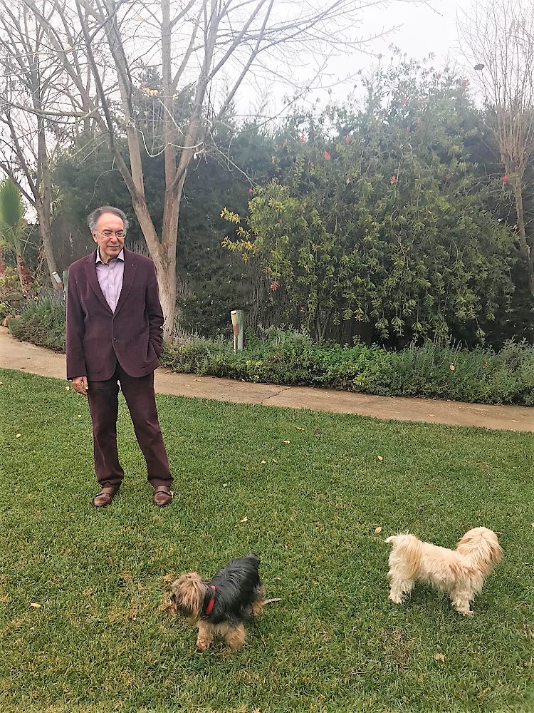 En su jardín, con sus perros Blasito y Paul.