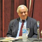 EL escritor, dando una conferencia en el Club del Progreso.