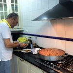 El periodista, guisando para la cuadrilla en el txoko de Portugalete.
