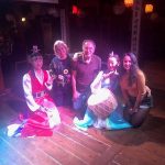 El psiquiatra, en un reciente viaje a Seul, con su mujer, Marychel, su hija Isabel y unos músicos coreanos.