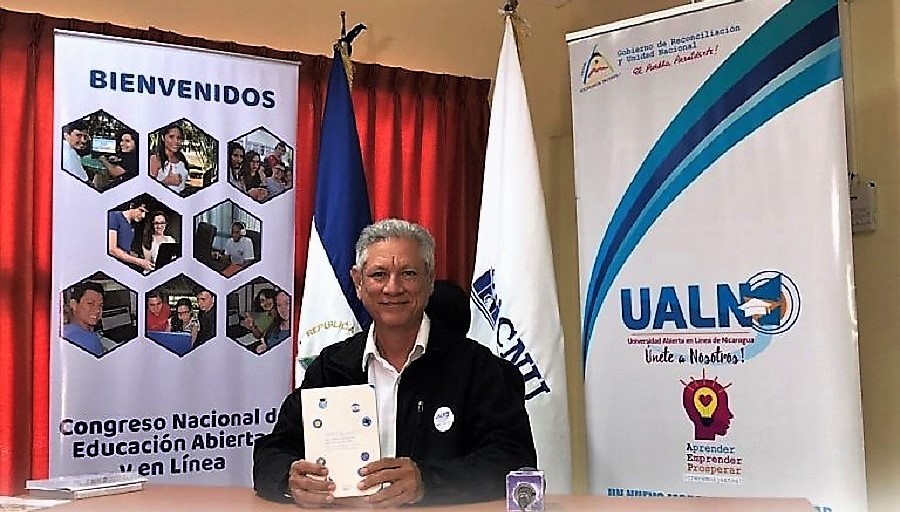 MSc Roberto Blandino Obando, Coordinador del Programa Universidad Abierta en Línea de Nicaragua, con el Libro Blanco.