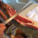 El jamón, a ser posible, ibérico de bellota, picado fino. JMP