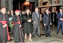 ENDESA: velas a Dios y desprecio al cliente Borja Prado, presidente de ENDESA, con los reyes eméritos, en la inauguración de la nueva iluminación de la iglesia romana.