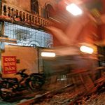 El expreso de Sapa cruza a toda velocidad, abofeteando con su rebufo.