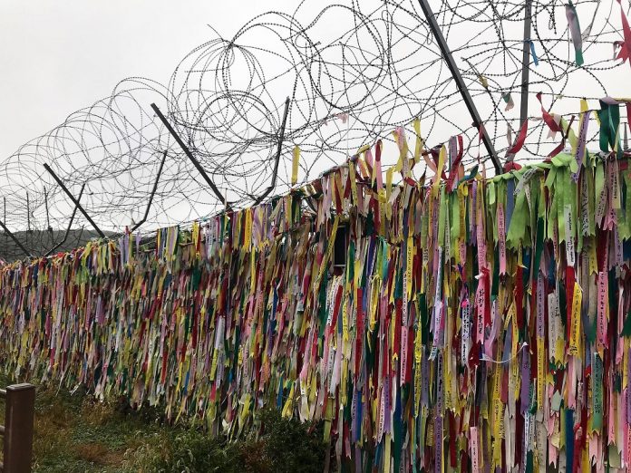 La línea divisoria entre las dos Coreas está llena de votos por la paz y la reunificación en libertad.