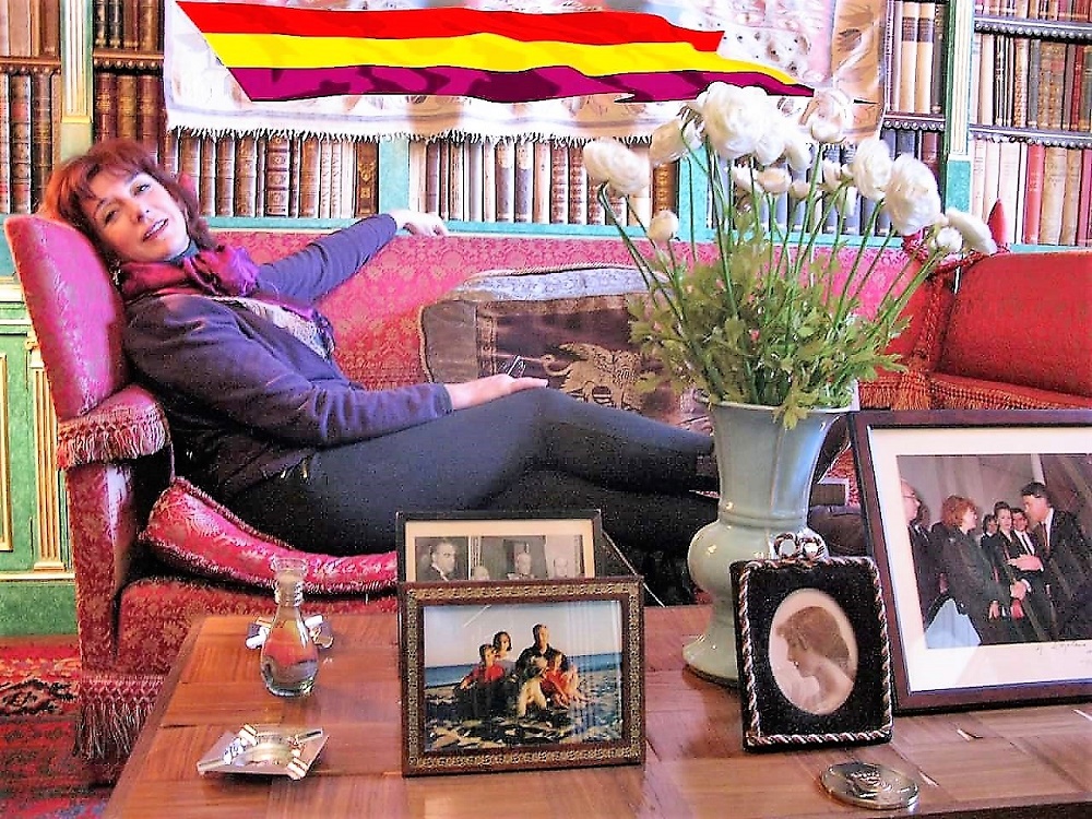 La autora, invitada por Cayetana en el Palacio de Liria, donde osó plantar una bandera (virtual) republicana.