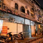 El tran pasó, dejando ver estas casas de estilo colonial francés, merecedoras de una ubicación mejor.