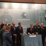 A izquierda y derecha de la imagen, representantes de los sindicatos policiales, los grandes triunfadores del acuerdo de hoy. SPP