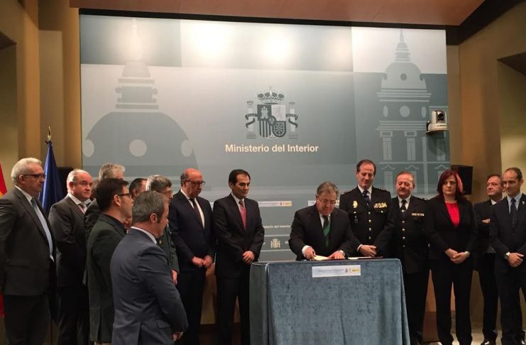 A izquierda y derecha de la imagen, representantes de los sindicatos policiales, los grandes triunfadores del acuerdo de hoy. SPP