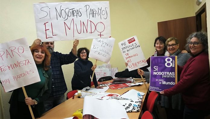 Activistas de la Plataforma por la Igualdad de Cáceres, entre ellos nuestra compañera Elisa Blázquez, preparando la huelga de mañana.
