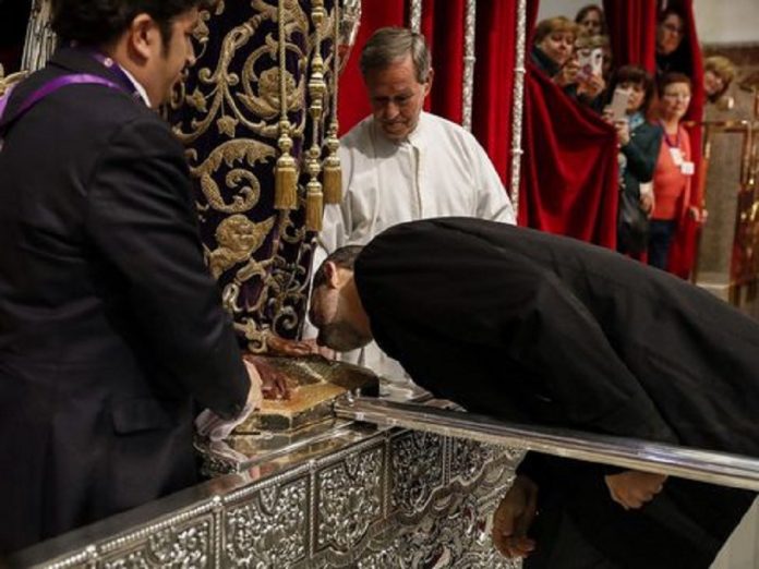 Felipe VI besa públicamente el pie del Cristo de Medinaceli, gesto intolerable en el jefe de un Estado aconfesional.
