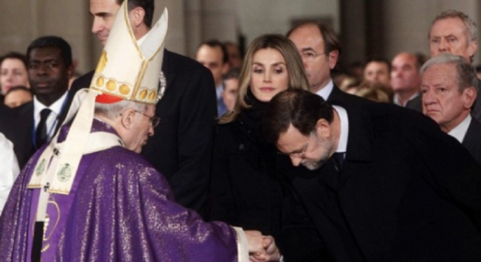 Rajoy, a los pies del intolerante obispo Rouco Varela, ante la curiosidad de una reina consorte y la indiferencia de un rey. RTVE