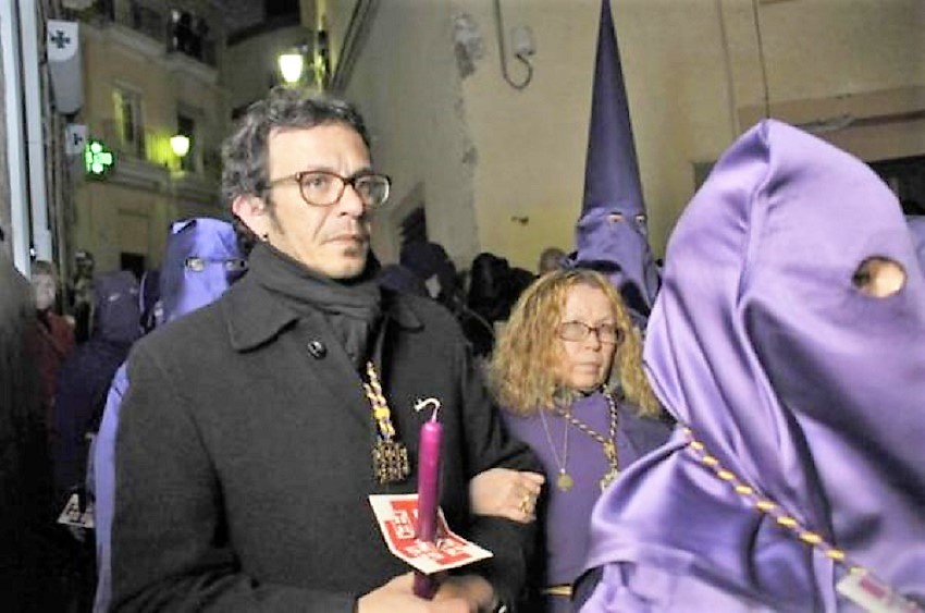 El alcalde Cádiz, de Podemos, procesionando en su ciudad junto a su madre.
