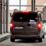 No se le ve, pero en este furgón policial va detenido Puigdemont. RTVE