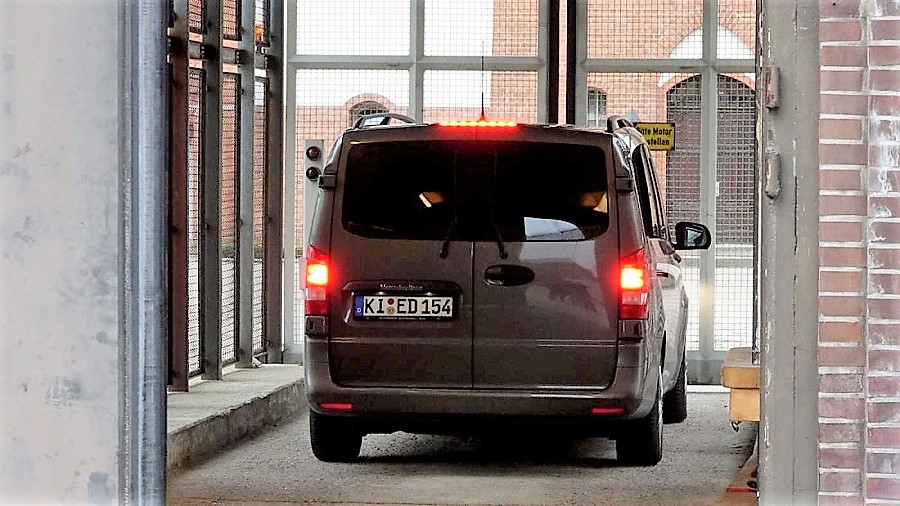 No se le ve, pero en este furgón policial va detenido Puigdemont. RTVE