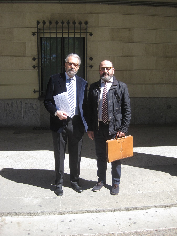 José Mª Pagador, con su letrado, en los Juzgados de Sevilla el día de la presentación de la demanda. PROPRONews