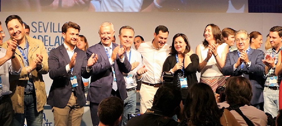 El PP andaluz pretende ganar las autonómicas con Juanma Moreno, en el centro, vestido de blanco-candidato. PP SEVILLA